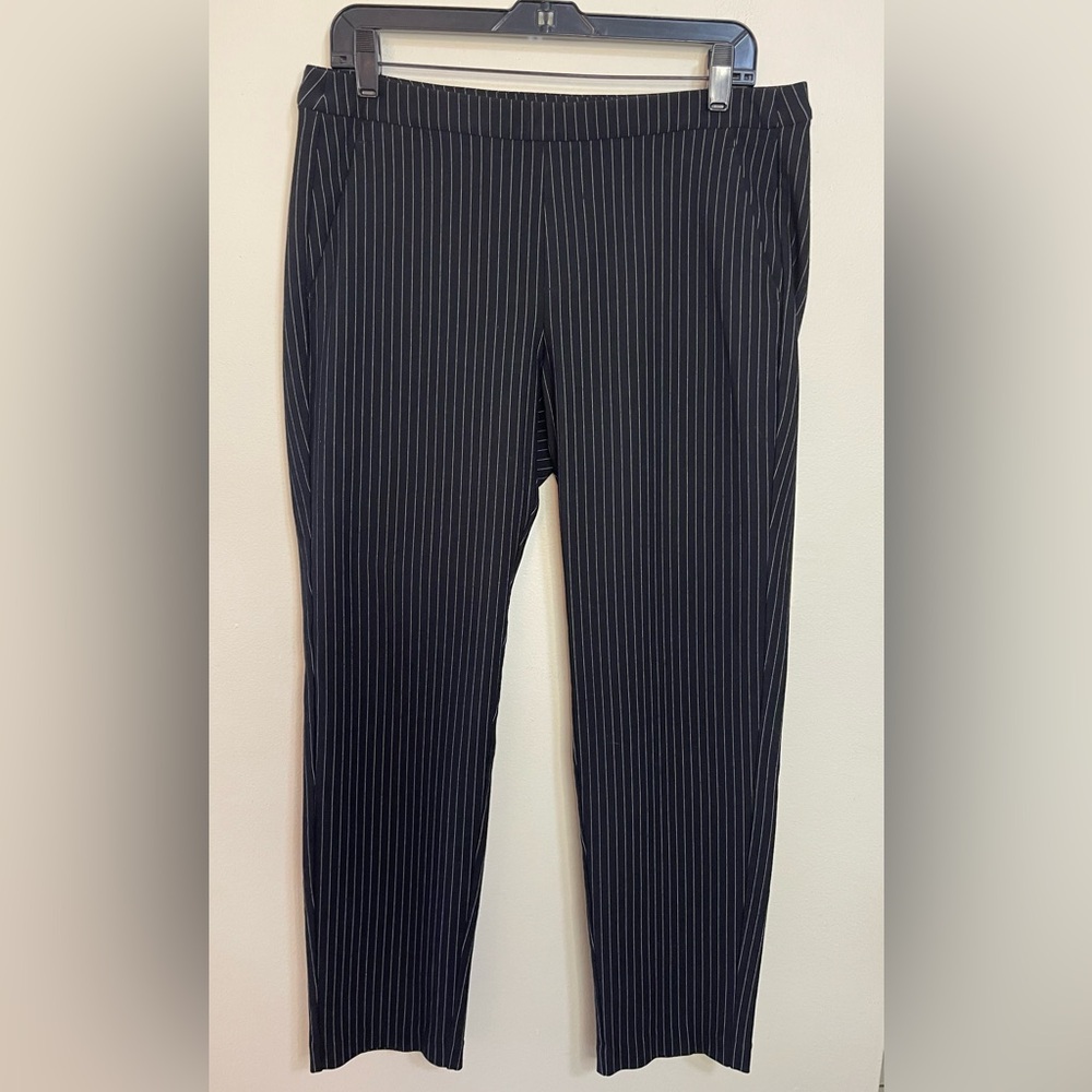 Liverpool Women’s Stretch Black/ White Stripped Pull On Pant Size 10/30 Tall
